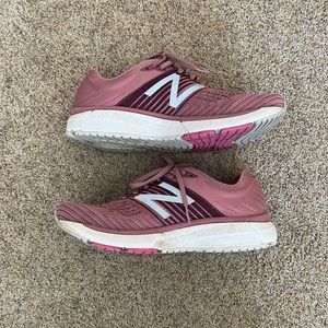 Lightly used Women’s size 10d New Balance 860 v.10 in Rose pink.